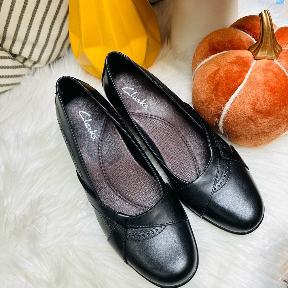 Clarks Black Leather Shoes size 6.5